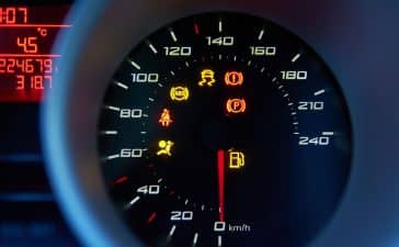 Brīdinājuma lampiņas auto panelī