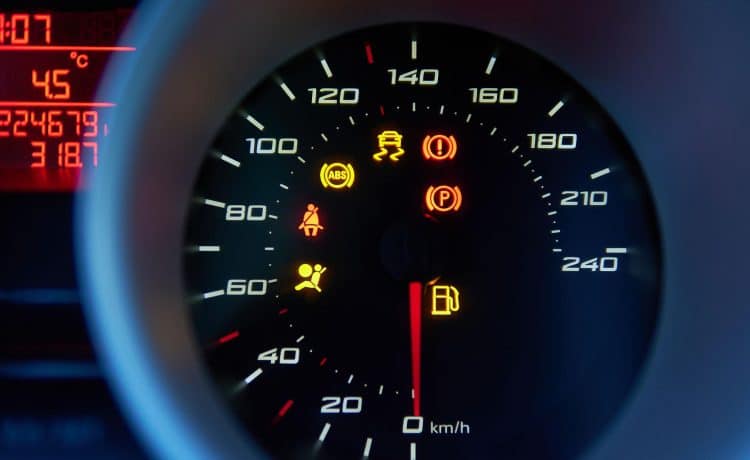 Brīdinājuma lampiņas auto panelī