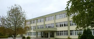 Priekulē slēgs vidusskolu