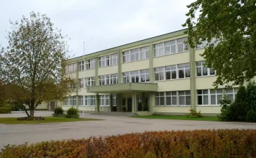 Priekulē slēgs vidusskolu