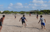 Jaunieši spēlē futbolu smilšainā laukumā Klusā okeāna salā Nauru, kur futbols tikai sāk attīstīties.