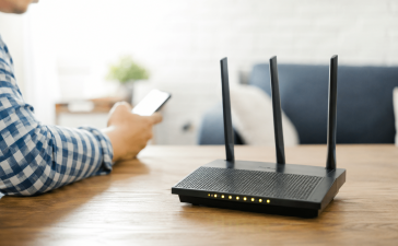 Wi-Fi rūteris mājoklī, kur signālu traucē akvārijs, biezas sienas un sadzīves tehnika