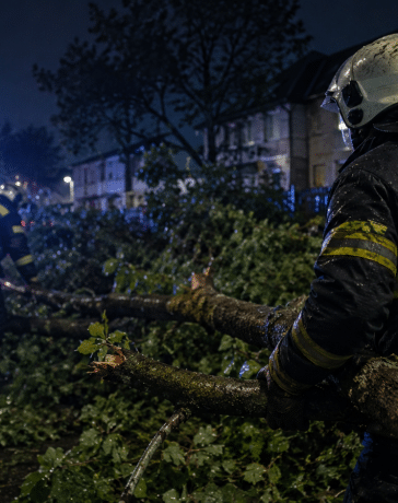 ugunsdzēsējus notriec automašīna, kas vāca nolauztos kokus